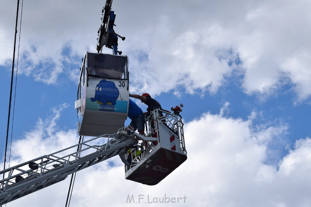 Koelner Seilbahn Gondel blieb haengen Koeln Linksrheinisch P170.JPG